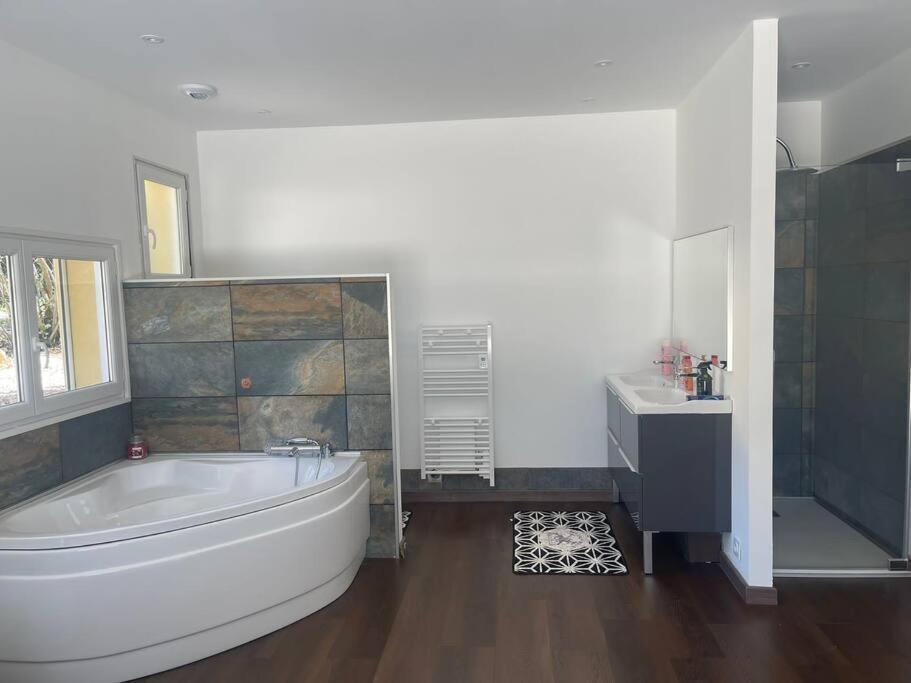 Sardan Brand New Villa With Fully Intergrated Air Conditioning & Private Pool, Overlooking Forest מראה חיצוני תמונה