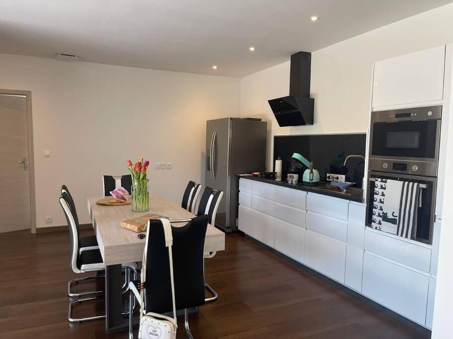 Sardan Brand New Villa With Fully Intergrated Air Conditioning & Private Pool, Overlooking Forest מראה חיצוני תמונה