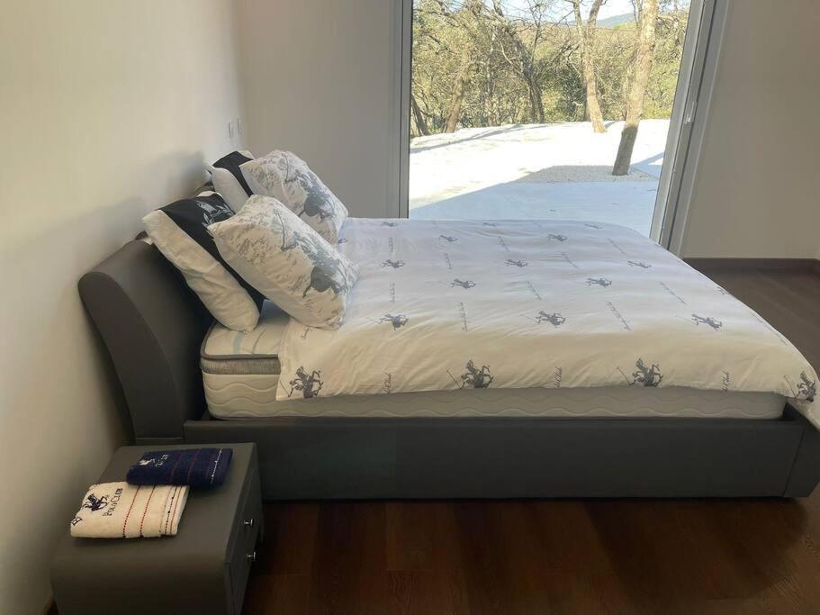 Sardan Brand New Villa With Fully Intergrated Air Conditioning & Private Pool, Overlooking Forest מראה חיצוני תמונה