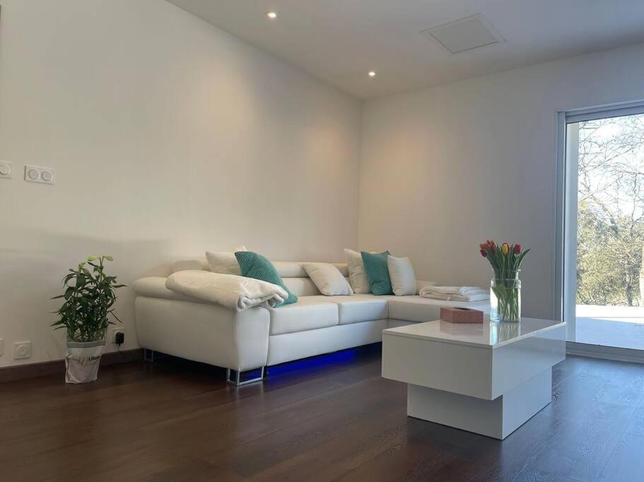 Sardan Brand New Villa With Fully Intergrated Air Conditioning & Private Pool, Overlooking Forest מראה חיצוני תמונה